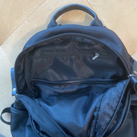 Black backpack - Picture 4 of 8